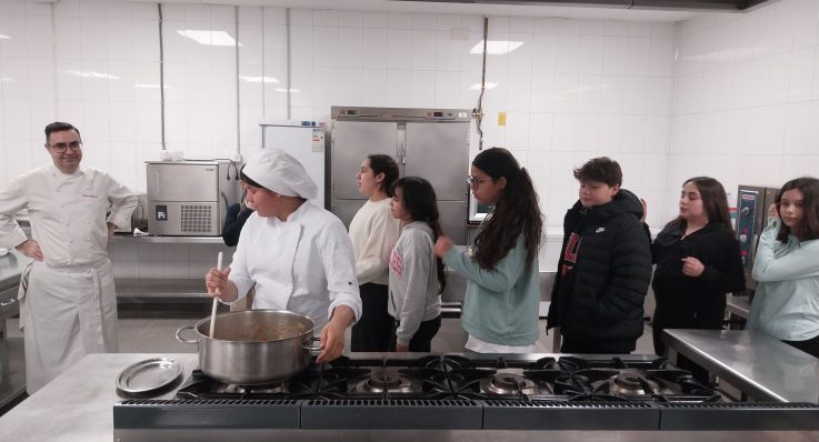 El club de Lectura «Pro» en la cafetería de FPB de Cocina