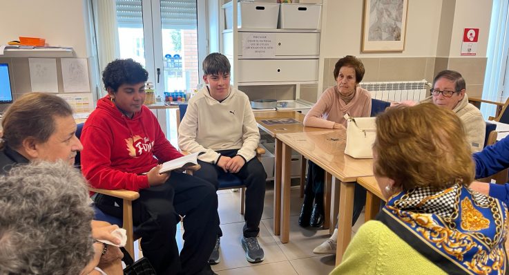 Club de lectura intergeneracional en la Residencia San José